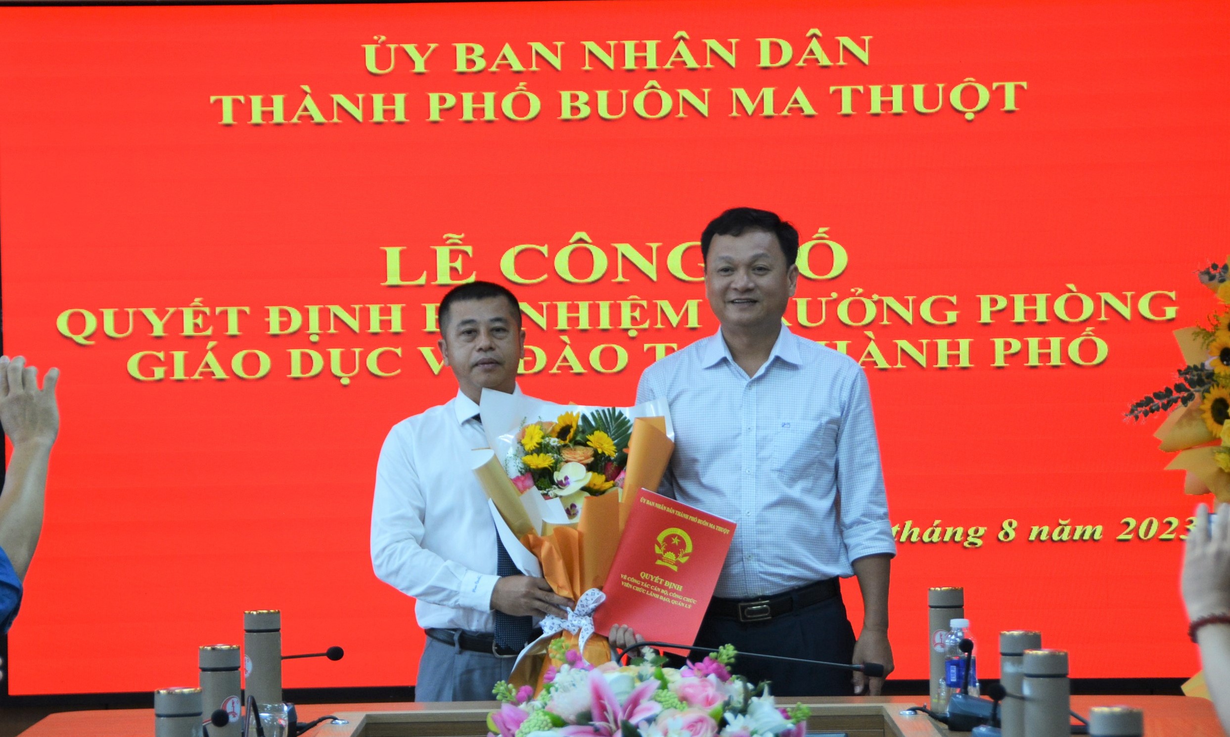 Công bố quyết định bổ nhiệm Trưởng phòng Giáo dục và Đào tạo thành phố Buôn Ma Thuột.